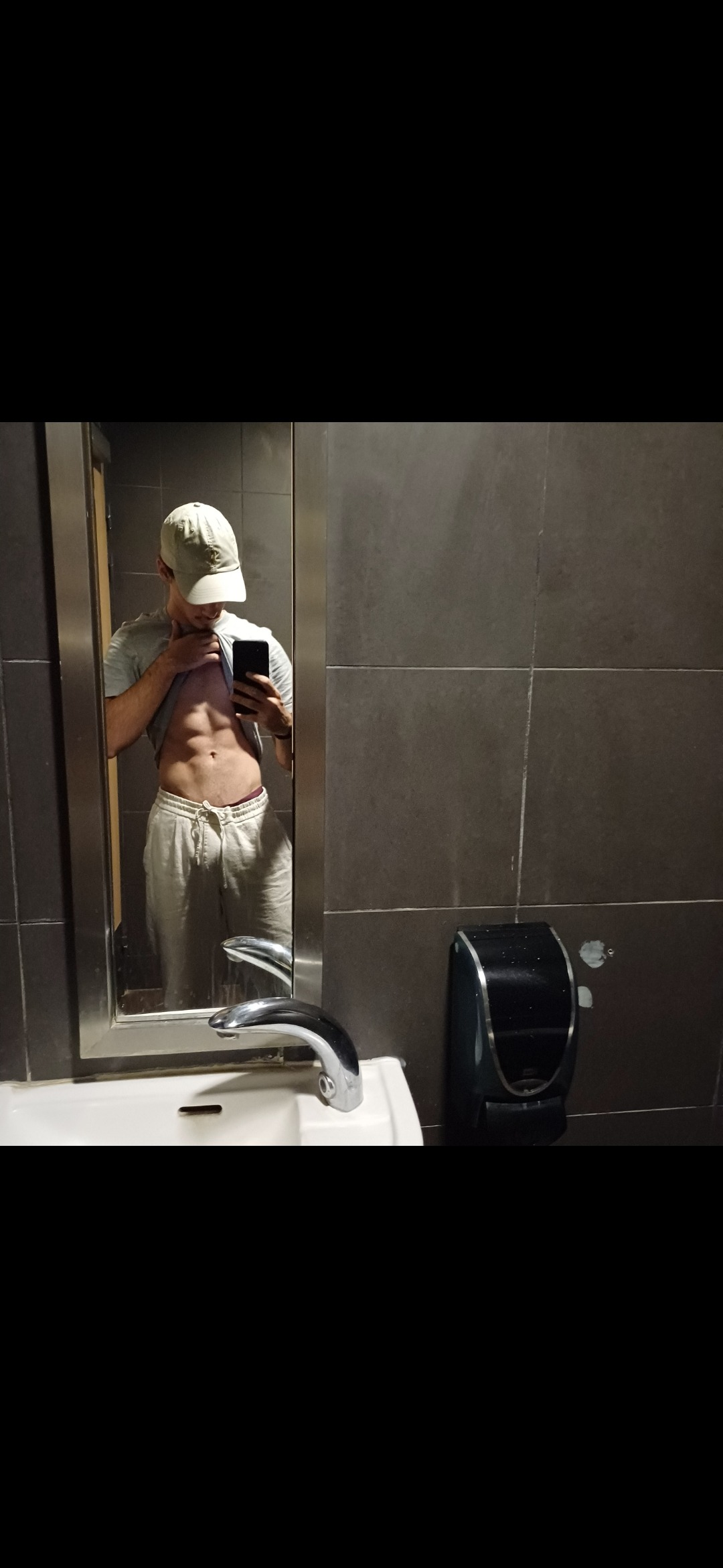 Profil de Moustapha, 21 ans, Escort gay à Weiningen ZH