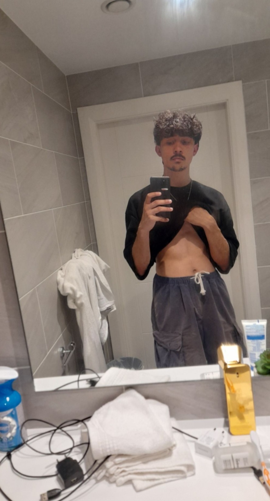 Profil de Enver, 20 ans, Escort gay à Neschwil
