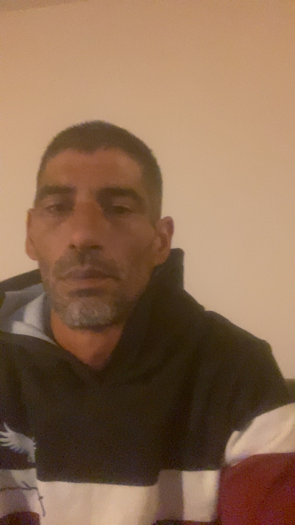 Profil de Iskandar, 40 ans, Escort gay à Courgevaux