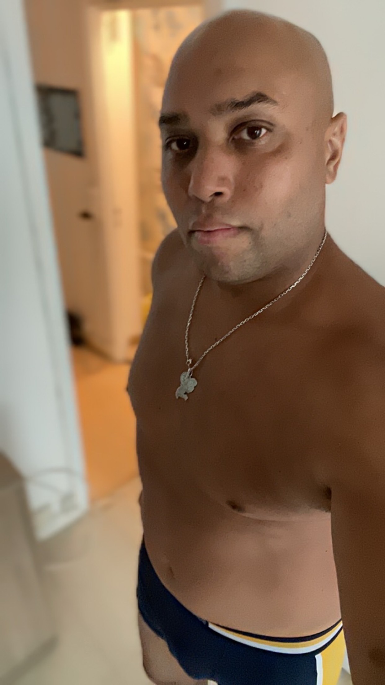 Profil de Djuliann, 43 ans, Escort gay à Sternenberg
