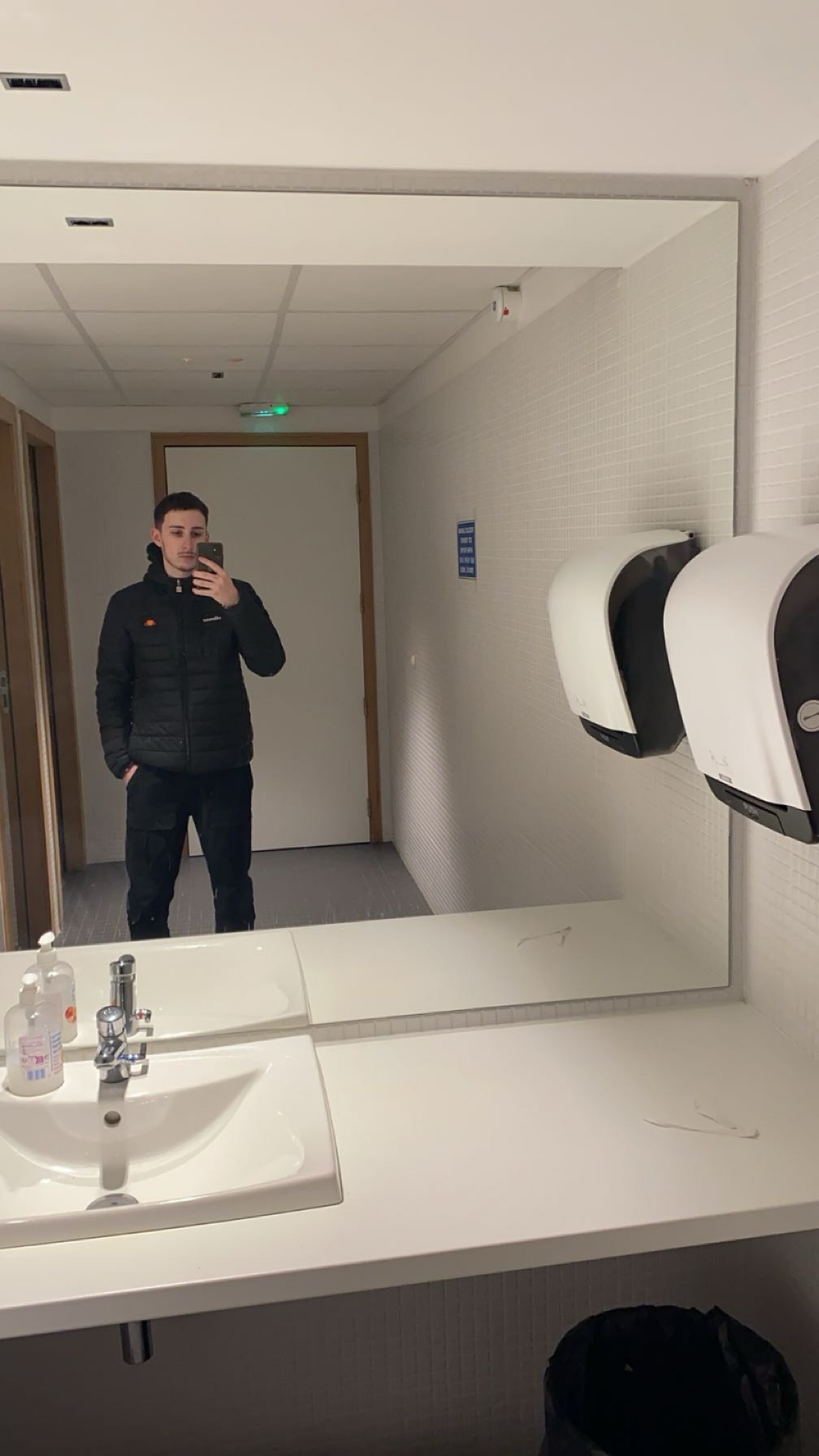 Profil de Lyes, 18 ans, Escort gay à La Forclaz VD
